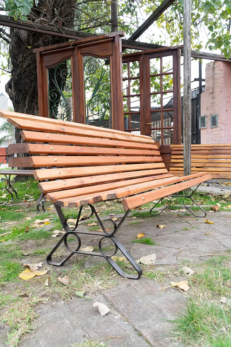 Banco de plaza artesanal de madera natural y hierro MAHUA