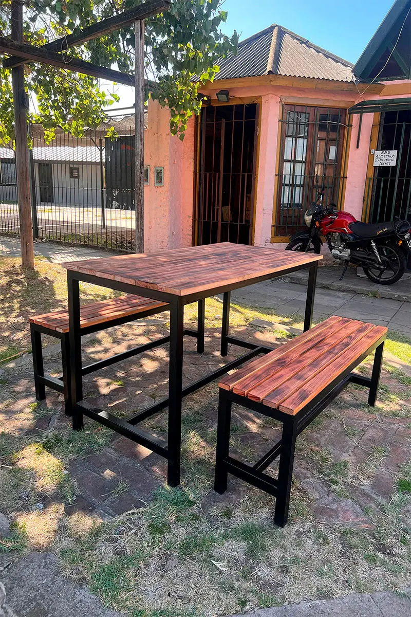 Juego artesanal de mesa y bancos de madera natural con estructura de hierro negro MAHUA