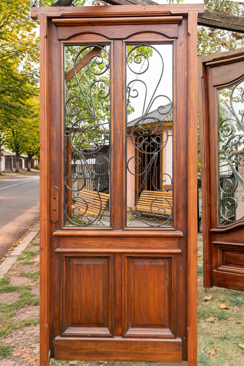 Puerta antigua de entrada en madera maciza con herrería artesanal MAHUA