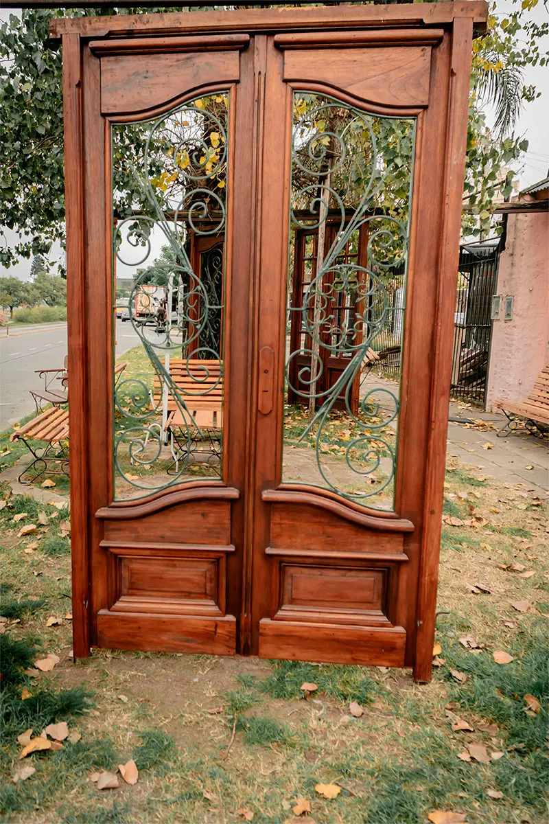 Puerta doble antigua de madera maciza y herrería artesanal MAHUA